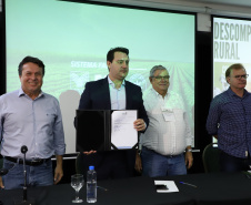 O governador Carlos Massa Ratinho Junior lançou nesta segunda-feira (27) o programa Descomplica Rural para agilizar os processos de licenciamento ambiental no campo. O objetivo é induzir o desenvolvimento sustentável com metodologia mais moderna, e permitir a geração de novos negócios e mais empregos.Foto: José Fernando Ogura/AEN