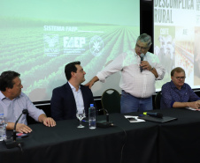 O governador Carlos Massa Ratinho Junior lançou nesta segunda-feira (27) o programa Descomplica Rural para agilizar os processos de licenciamento ambiental no campo. O objetivo é induzir o desenvolvimento sustentável com metodologia mais moderna, e permitir a geração de novos negócios e mais empregos.Foto: José Fernando Ogura/AEN