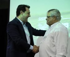 O governador Carlos Massa Ratinho Junior lançou nesta segunda-feira (27) o programa Descomplica Rural para agilizar os processos de licenciamento ambiental no campo. O objetivo é induzir o desenvolvimento sustentável com metodologia mais moderna, e permitir a geração de novos negócios e mais empregos.Foto: José Fernando Ogura/AEN