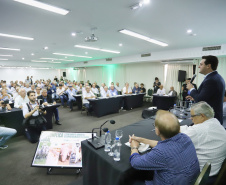 O governador Carlos Massa Ratinho Junior lançou nesta segunda-feira (27) o programa Descomplica Rural para agilizar os processos de licenciamento ambiental no campo. O objetivo é induzir o desenvolvimento sustentável com metodologia mais moderna, e permitir a geração de novos negócios e mais empregos.Foto: José Fernando Ogura/AEN