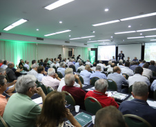 O governador Carlos Massa Ratinho Junior lançou nesta segunda-feira (27) o programa Descomplica Rural para agilizar os processos de licenciamento ambiental no campo. O objetivo é induzir o desenvolvimento sustentável com metodologia mais moderna, e permitir a geração de novos negócios e mais empregos.Foto: José Fernando Ogura/AEN