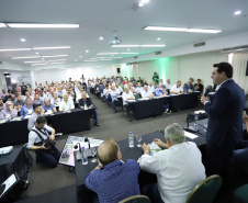 O governador Carlos Massa Ratinho Junior lançou nesta segunda-feira (27) o programa Descomplica Rural para agilizar os processos de licenciamento ambiental no campo. O objetivo é induzir o desenvolvimento sustentável com metodologia mais moderna, e permitir a geração de novos negócios e mais empregos.Foto: José Fernando Ogura/AEN