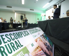 O governador Carlos Massa Ratinho Junior lançou nesta segunda-feira (27) o programa Descomplica Rural para agilizar os processos de licenciamento ambiental no campo. O objetivo é induzir o desenvolvimento sustentável com metodologia mais moderna, e permitir a geração de novos negócios e mais empregos.Foto: José Fernando Ogura/AEN