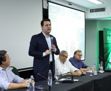 O governador Carlos Massa Ratinho Junior lançou nesta segunda-feira (27) o programa Descomplica Rural para agilizar os processos de licenciamento ambiental no campo. O objetivo é induzir o desenvolvimento sustentável com metodologia mais moderna, e permitir a geração de novos negócios e mais empregos.Foto: José Fernando Ogura/AEN