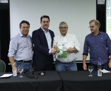 O governador Carlos Massa Ratinho Junior lançou nesta segunda-feira (27) o programa Descomplica Rural para agilizar os processos de licenciamento ambiental no campo. O objetivo é induzir o desenvolvimento sustentável com metodologia mais moderna, e permitir a geração de novos negócios e mais empregos.Foto: José Fernando Ogura/AEN