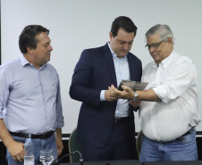 O governador Carlos Massa Ratinho Junior lançou nesta segunda-feira (27) o programa Descomplica Rural para agilizar os processos de licenciamento ambiental no campo. O objetivo é induzir o desenvolvimento sustentável com metodologia mais moderna, e permitir a geração de novos negócios e mais empregos.Foto: José Fernando Ogura/AEN