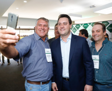 O governador Carlos Massa Ratinho Junior lançou nesta segunda-feira (27) o programa Descomplica Rural para agilizar os processos de licenciamento ambiental no campo. O objetivo é induzir o desenvolvimento sustentável com metodologia mais moderna, e permitir a geração de novos negócios e mais empregos.