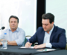 O governador Carlos Massa Ratinho Junior lançou nesta segunda-feira (27) o programa Descomplica Rural para agilizar os processos de licenciamento ambiental no campo. O objetivo é induzir o desenvolvimento sustentável com metodologia mais moderna, e permitir a geração de novos negócios e mais empregos.