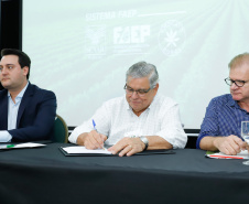 O governador Carlos Massa Ratinho Junior lançou nesta segunda-feira (27) o programa Descomplica Rural para agilizar os processos de licenciamento ambiental no campo. O objetivo é induzir o desenvolvimento sustentável com metodologia mais moderna, e permitir a geração de novos negócios e mais empregos.