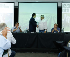 O governador Carlos Massa Ratinho Junior lançou nesta segunda-feira (27) o programa Descomplica Rural para agilizar os processos de licenciamento ambiental no campo. O objetivo é induzir o desenvolvimento sustentável com metodologia mais moderna, e permitir a geração de novos negócios e mais empregos.