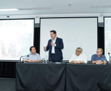 O governador Carlos Massa Ratinho Junior lançou nesta segunda-feira (27) o programa Descomplica Rural para agilizar os processos de licenciamento ambiental no campo. O objetivo é induzir o desenvolvimento sustentável com metodologia mais moderna, e permitir a geração de novos negócios e mais empregos.