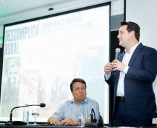 O governador Carlos Massa Ratinho Junior lançou nesta segunda-feira (27) o programa Descomplica Rural para agilizar os processos de licenciamento ambiental no campo. O objetivo é induzir o desenvolvimento sustentável com metodologia mais moderna, e permitir a geração de novos negócios e mais empregos.