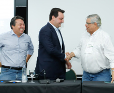 O governador Carlos Massa Ratinho Junior lançou nesta segunda-feira (27) o programa Descomplica Rural para agilizar os processos de licenciamento ambiental no campo. O objetivo é induzir o desenvolvimento sustentável com metodologia mais moderna, e permitir a geração de novos negócios e mais empregos.