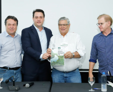 O governador Carlos Massa Ratinho Junior lançou nesta segunda-feira (27) o programa Descomplica Rural para agilizar os processos de licenciamento ambiental no campo. O objetivo é induzir o desenvolvimento sustentável com metodologia mais moderna, e permitir a geração de novos negócios e mais empregos.