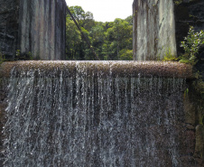 A cidade de Piraquara guarda uma riqueza incalculável para boa parte da população da Região Metropolitana de Curitiba: a sua principal fonte de água ou os chamados Mananciais da Serra. Eles são parte de uma Área de Preservação Ambiental (APA) e compõem o Parque Estadual Pico do Marumbi e o Roteiro Caminho Trentino de Piraquara, que são atrações especiais e pouco conhecidas do verão paranaense. Foto: José Fernando Ogura/AEN
