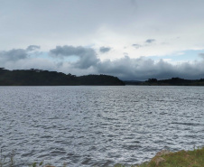 A cidade de Piraquara guarda uma riqueza incalculável para boa parte da população da Região Metropolitana de Curitiba: a sua principal fonte de água ou os chamados Mananciais da Serra. Eles são parte de uma Área de Preservação Ambiental (APA) e compõem o Parque Estadual Pico do Marumbi e o Roteiro Caminho Trentino de Piraquara, que são atrações especiais e pouco conhecidas do verão paranaense. Foto: José Fernando Ogura/AEN