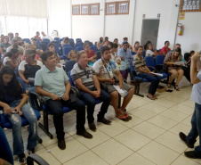 
Naor Lima de Souza, gestor socioambiental da Sanepar, explica os detalhes do programa para os que serão beneficiados. Foto:Sanepar
