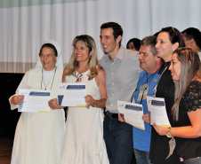 

Foi reconhecido o desempenho no âmbito dos programas Presente na Escola e Prova Paraná Mais. Entrega dos quase 400 certificados ocorreu no Seminário Foco na Aprendizagem, em Curitiba, que reúne os mais de 2 mil diretores.
Foto: SEED