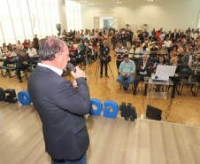 A Superintendência Geral de Diálogo e Interação Social do Governo do Estado (Sudis) lança nesta quinta-feira (30), às 14h, o Grupo de Trabalho dos Povos e Comunidades Tradicionais do Paraná. Presentes: o superintendente de Diálogo e Integração Social, Mauro Rockenbach; secretários: de Desenvolvimento Urbano, João Carlos Ortega; de Justiça, Família e Trabalho, Ney Leprevost; entre outros.
Curitiba, 30-01-20.
Foto: Arnaldo Alves / AEN.
