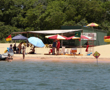 As atividades do Verão Maior, do Governo do Estado, também estão presentes na Costa Noroeste. Os balneários do Rio Paraná, que recebem milhares de turistas, principalmente em fim de semana, contam com reforço na área de segurança, orientações e testes rápidos feitos pelas equipes da Saúde, campeonatos e atividades de esporte e lazer.Foto: Ari Dias/AEN