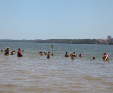 As atividades do Verão Maior, do Governo do Estado, também estão presentes na Costa Noroeste. Os balneários do Rio Paraná, que recebem milhares de turistas, principalmente em fim de semana, contam com reforço na área de segurança, orientações e testes rápidos feitos pelas equipes da Saúde, campeonatos e atividades de esporte e lazer.Foto: Ari Dias/AEN