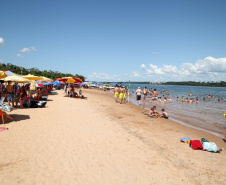 As atividades do Verão Maior, do Governo do Estado, também estão presentes na Costa Noroeste. Os balneários do Rio Paraná, que recebem milhares de turistas, principalmente em fim de semana, contam com reforço na área de segurança, orientações e testes rápidos feitos pelas equipes da Saúde, campeonatos e atividades de esporte e lazer.Foto: Ari Dias/AEN
