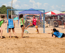 As atividades do Verão Maior, do Governo do Estado, também estão presentes na Costa Noroeste. Os balneários do Rio Paraná, que recebem milhares de turistas, principalmente em fim de semana, contam com reforço na área de segurança, orientações e testes rápidos feitos pelas equipes da Saúde, campeonatos e atividades de esporte e lazer.Foto: Ari Dias/AEN