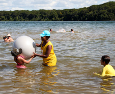 As atividades do Verão Maior, do Governo do Estado, também estão presentes na Costa Noroeste. Os balneários do Rio Paraná, que recebem milhares de turistas, principalmente em fim de semana, contam com reforço na área de segurança, orientações e testes rápidos feitos pelas equipes da Saúde, campeonatos e atividades de esporte e lazer.Foto: Ari Dias/AEN