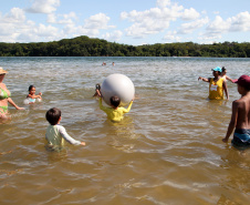 As atividades do Verão Maior, do Governo do Estado, também estão presentes na Costa Noroeste. Os balneários do Rio Paraná, que recebem milhares de turistas, principalmente em fim de semana, contam com reforço na área de segurança, orientações e testes rápidos feitos pelas equipes da Saúde, campeonatos e atividades de esporte e lazer.Foto: Ari Dias/AEN