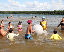 As atividades do Verão Maior, do Governo do Estado, também estão presentes na Costa Noroeste. Os balneários do Rio Paraná, que recebem milhares de turistas, principalmente em fim de semana, contam com reforço na área de segurança, orientações e testes rápidos feitos pelas equipes da Saúde, campeonatos e atividades de esporte e lazer.Foto: Ari Dias/AEN