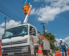 Cerca de 100 profissionais, entre inspetores e técnicos da Copel, farão uma maratona de limpeza na rede de energia na capital paranaense neste sábado (01). O objetivo é promover poda de galhos de árvores que estejam muito próximos aos fios.  Foto: Copel