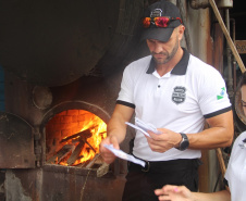 A Polícia Civil do Paraná (PCPR) incinerou cerca de 15 quilos de diversas drogas, nesta quarta-feira (5), em Guaratuba. Os entorpecentes foram destruídos em uma empresa local. A ação foi acompanhada por representantes do Ministério Público e da Vigilância Sanitária do município.
Foto: SESP