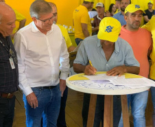 Produtores agrícolas paranaenses que desejam construir suas casas têm um novo incentivo do poder público. O Governo do Paraná e o Banco do Brasil firmaram uma parceria que oferece financiamentos de R$ 50 mil para a execução das obras dentro do Programa Nacional de Fortalecimento da Agricultura Familiar (Pronaf). O primeiro contrato que marcou o início dos trabalhos foi assinado durante o 32.º Show Rural, que vai até esta sexta-feira (7), em Cascavel.