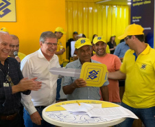 Produtores agrícolas paranaenses que desejam construir suas casas têm um novo incentivo do poder público. O Governo do Paraná e o Banco do Brasil firmaram uma parceria que oferece financiamentos de R$ 50 mil para a execução das obras dentro do Programa Nacional de Fortalecimento da Agricultura Familiar (Pronaf). O primeiro contrato que marcou o início dos trabalhos foi assinado durante o 32.º Show Rural, que vai até esta sexta-feira (7), em Cascavel.