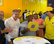 Produtores agrícolas paranaenses que desejam construir suas casas têm um novo incentivo do poder público. O Governo do Paraná e o Banco do Brasil firmaram uma parceria que oferece financiamentos de R$ 50 mil para a execução das obras dentro do Programa Nacional de Fortalecimento da Agricultura Familiar (Pronaf). O primeiro contrato que marcou o início dos trabalhos foi assinado durante o 32.º Show Rural, que vai até esta sexta-feira (7), em Cascavel.