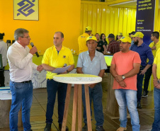 Produtores agrícolas paranaenses que desejam construir suas casas têm um novo incentivo do poder público. O Governo do Paraná e o Banco do Brasil firmaram uma parceria que oferece financiamentos de R$ 50 mil para a execução das obras dentro do Programa Nacional de Fortalecimento da Agricultura Familiar (Pronaf). O primeiro contrato que marcou o início dos trabalhos foi assinado durante o 32.º Show Rural, que vai até esta sexta-feira (7), em Cascavel.