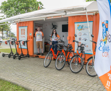 A operação das três Estações Copel instaladas em Matinhos, Guaratuba e Pontal do Paraná será encerrada no dia 16 (domingo). Abertas ao público da orla desde o dia 13 de dezembro, as estações fazem parte do Verão Maior do litoral paranaense e concederam 2,5 mil empréstimos de patinetes e bicicletas elétricos durante a temporada. - Curitiba, 07/02/2020  -  Foto: Valdenir Daniel Cavalheiro/Divulgação Copel