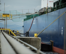 Os portos de Paranaguá e Antonina movimentaram 3,44 milhões de toneladas de carga nos primeiros 31 dias do ano. Janeiro foi um mês de alta nos volumes de carga geral e granéis líquidos, tanto importação quanto exportação. Os terminais paranaenses apostam na multimodalidade e tiveram destaque no embarque de açúcar em saca, contêineres, óleo vegetal e derivados de petróleo.  -  Paranaguá, 20/02/2020  -  Foto: Claudio Neves/Portos do Paraná