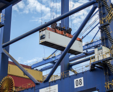 Os portos de Paranaguá e Antonina movimentaram 3,44 milhões de toneladas de carga nos primeiros 31 dias do ano. Janeiro foi um mês de alta nos volumes de carga geral e granéis líquidos, tanto importação quanto exportação. Os terminais paranaenses apostam na multimodalidade e tiveram destaque no embarque de açúcar em saca, contêineres, óleo vegetal e derivados de petróleo.  -  Paranaguá, 20/02/2020  -  Foto: Claudio Neves/Portos do Paraná