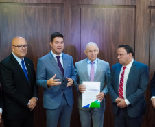 O Governo do Estado enviou nesta segunda-feira (10) à Assembleia Legislativa seis projetos de lei, os primeiros encaminhados pelo Executivo este ano. As propostas, que foram entregues pelo chefe da Casa Civil, Guto Silva, ao presidente da Assembleia, Ademar Traiano, aumentam a transparência e agilidade do governo e promovem melhorias nas políticas públicas e no serviço prestado à população.  -  Curitiba, 10/02/2020  -  Foto: Divulgação Casa Civil Governo do Paraná