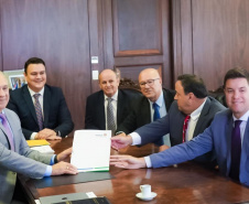 O Governo do Estado enviou nesta segunda-feira (10) à Assembleia Legislativa seis projetos de lei, os primeiros encaminhados pelo Executivo este ano. As propostas, que foram entregues pelo chefe da Casa Civil, Guto Silva, ao presidente da Assembleia, Ademar Traiano, aumentam a transparência e agilidade do governo e promovem melhorias nas políticas públicas e no serviço prestado à população.  -  Curitiba, 10/02/2020  -  Foto: Divulgação Casa Civil Governo do Paraná