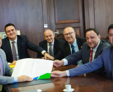 O Governo do Estado enviou nesta segunda-feira (10) à Assembleia Legislativa seis projetos de lei, os primeiros encaminhados pelo Executivo este ano. As propostas, que foram entregues pelo chefe da Casa Civil, Guto Silva, ao presidente da Assembleia, Ademar Traiano, aumentam a transparência e agilidade do governo e promovem melhorias nas políticas públicas e no serviço prestado à população.  -  Curitiba, 10/02/2020  -  Foto: Divulgação Casa Civil Governo do Paraná