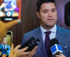 O Governo do Estado enviou nesta segunda-feira (10) à Assembleia Legislativa seis projetos de lei, os primeiros encaminhados pelo Executivo este ano. As propostas, que foram entregues pelo chefe da Casa Civil, Guto Silva, ao presidente da Assembleia, Ademar Traiano, aumentam a transparência e agilidade do governo e promovem melhorias nas políticas públicas e no serviço prestado à população.  -  Curitiba, 10/02/2020  -  Foto: Divulgação Casa Civil Governo do Paraná