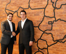 O governador Carlos Massa Ratinho Junior e o presidente da Agência Brasileira de Desenvolvimento Industrial (ABDI), Igor Calvet, assinaram nesta quarta-feira (12) um acordo de cooperação técnica para implantar no Paraná um sistema de compartilhamento de veículos elétricos para uso de servidores públicos.  -  Brasília, 12/02/2020  -  Foto: Rodrigo Félix Leal/AEN