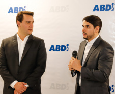 O governador Carlos Massa Ratinho Junior e o presidente da Agência Brasileira de Desenvolvimento Industrial (ABDI), Igor Calvet, assinaram nesta quarta-feira (12) um acordo de cooperação técnica para implantar no Paraná um sistema de compartilhamento de veículos elétricos para uso de servidores públicos.  -  Brasília, 12/02/2020  -  Foto: Rodrigo Félix Leal/AEN