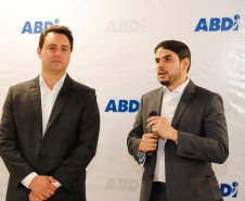 O governador Carlos Massa Ratinho Junior e o presidente da Agência Brasileira de Desenvolvimento Industrial (ABDI), Igor Calvet, assinaram nesta quarta-feira (12) um acordo de cooperação técnica para implantar no Paraná um sistema de compartilhamento de veículos elétricos para uso de servidores públicos.  -  Brasília, 12/02/2020  -  Foto: Rodrigo Félix Leal/AEN