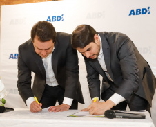 O governador Carlos Massa Ratinho Junior e o presidente da Agência Brasileira de Desenvolvimento Industrial (ABDI), Igor Calvet, assinaram nesta quarta-feira (12) um acordo de cooperação técnica para implantar no Paraná um sistema de compartilhamento de veículos elétricos para uso de servidores públicos.  -  Brasília, 12/02/2020  -  Foto: Rodrigo Félix Leal/AEN