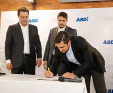 O governador Carlos Massa Ratinho Junior e o presidente da Agência Brasileira de Desenvolvimento Industrial (ABDI), Igor Calvet, assinaram nesta quarta-feira (12) um acordo de cooperação técnica para implantar no Paraná um sistema de compartilhamento de veículos elétricos para uso de servidores públicos.  -  Brasília, 12/02/2020  -  Foto: Rodrigo Félix Leal/AEN
