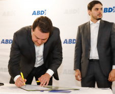 O governador Carlos Massa Ratinho Junior e o presidente da Agência Brasileira de Desenvolvimento Industrial (ABDI), Igor Calvet, assinaram nesta quarta-feira (12) um acordo de cooperação técnica para implantar no Paraná um sistema de compartilhamento de veículos elétricos para uso de servidores públicos.  -  Brasília, 12/02/2020  -  Foto: Rodrigo Félix Leal/AEN
