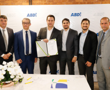 O governador Carlos Massa Ratinho Junior e o presidente da Agência Brasileira de Desenvolvimento Industrial (ABDI), Igor Calvet, assinaram nesta quarta-feira (12) um acordo de cooperação técnica para implantar no Paraná um sistema de compartilhamento de veículos elétricos para uso de servidores públicos.  -  Brasília, 12/02/2020  -  Foto: Rodrigo Félix Leal/AEN